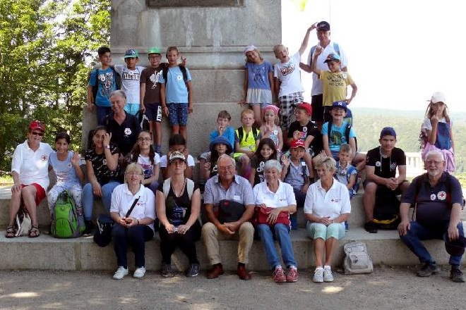 Kinder-Ferienaktion Kunterbunt 2019 - Gruppenfoto auf dem Burgberg