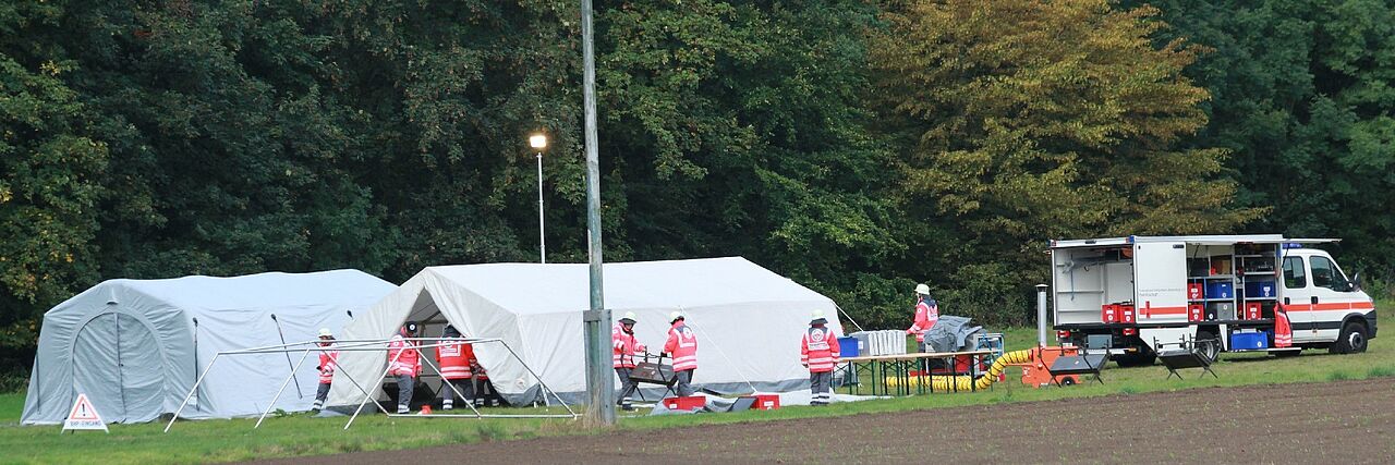 Einsatzkräfte der zweiten Sanitätsgruppe beim Aufbau eines Behandlungsplatzes 25 in Wöhle
