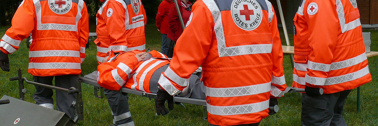 Helfer der Bereitschaft Algermissen und des Einsatzzuges beim Probeaufbau eines Behandlungsplatzes 25 in Heersum